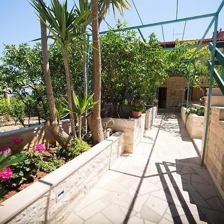 Apartamento Dora - With Large Garden Terrace: A Donji-polanda Supetar. Island Brac *