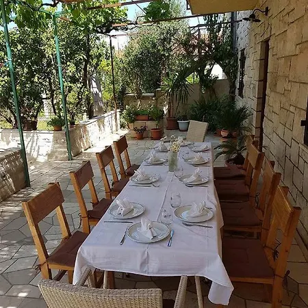 Dora - With Large Garden Terrace: A Donji-polanda Supetar. Island Brac Apartamento *