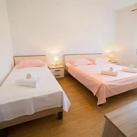 דירה Dora - With Large Garden Terrace: A Donji-polanda Supetar. Island Brac סופטאר