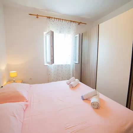 Dora - With Large Garden Terrace: A Donji-polanda Supetar. Island Brac דירה *